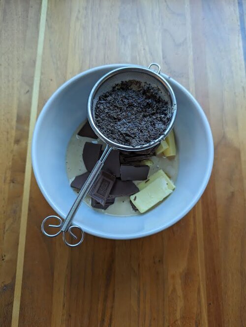 チョコレートとバターを耐熱容器に入れ、④を茶漉しでこしながら加え、茶葉はヘラかスプーンの背で絞る。
