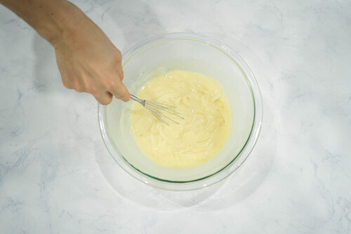 ラップをしないで、電子レンジで８分加熱したら、よく混ぜ、とろみをつける。
