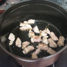 鍋に油を入れて中火で熱し、豚肉を全体に焼き色がつくまで焼き付け手取り出しておく。