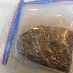 ②の肉にラップを巻き、ジップロックなどで密封する。