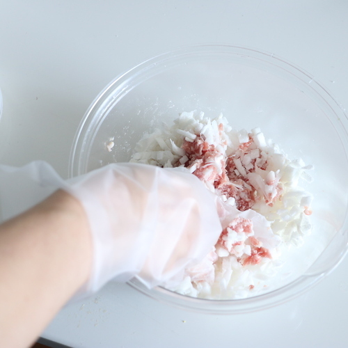 豚ひき肉に塩を加えて粘り気が出るまで混ぜ、①の玉ねぎとしょうがも加えて混ぜる。