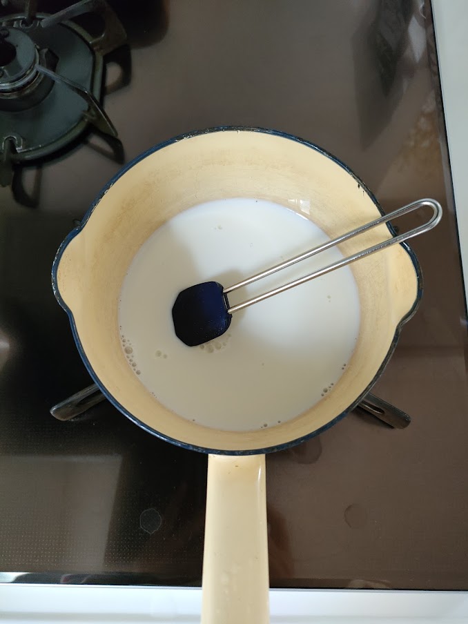 小鍋に市販のホワイトソース・牛乳を入れて煮立て、粒マスタードを入れ再度沸騰したらすぐ火を止めて塩で調味する。