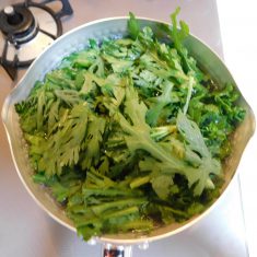 春菊は、塩（分量外）をいれた熱湯で茹で、水に取り絞る。