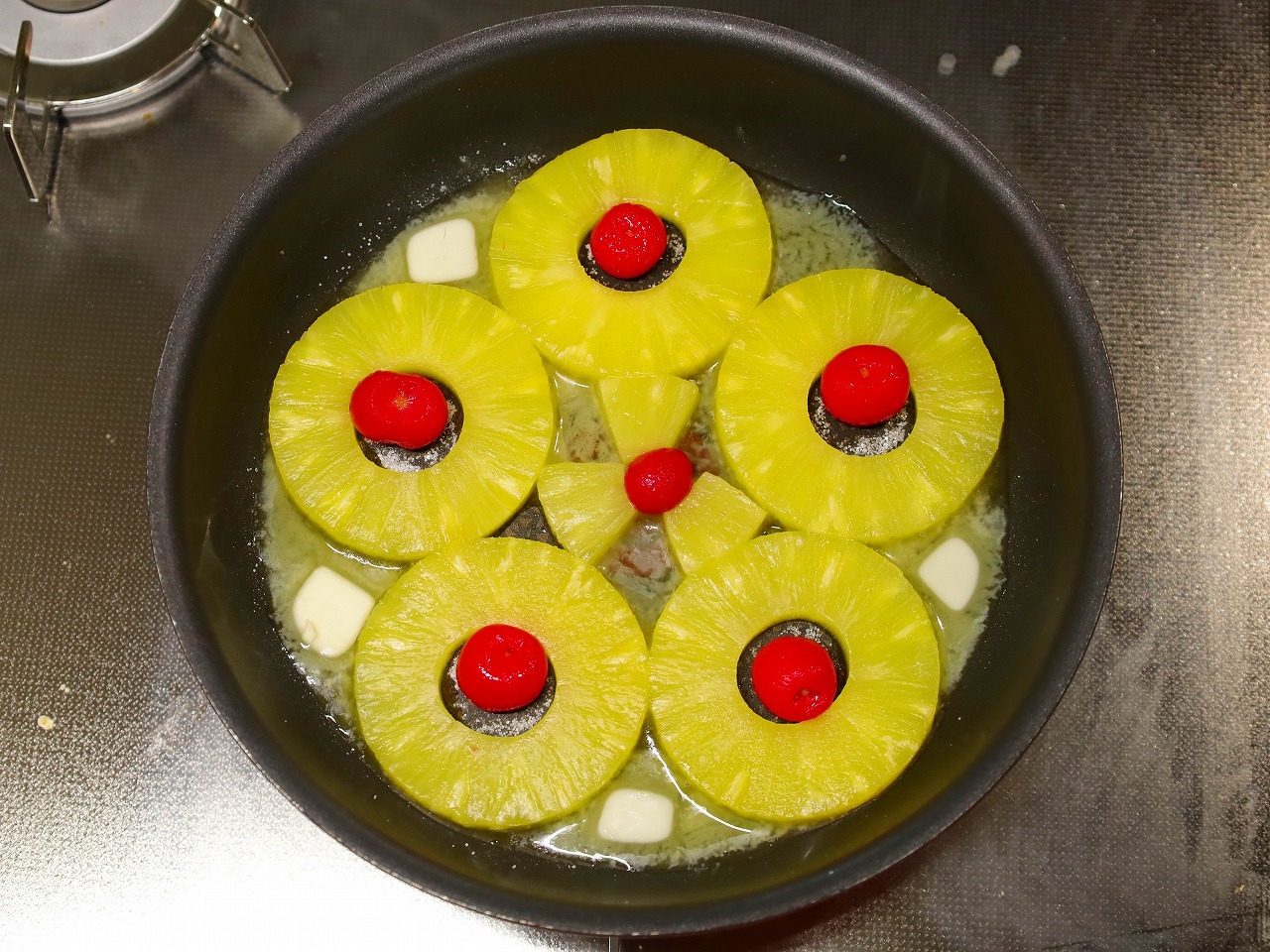 点火し、バターが半分溶けたら、②を均一になるよう流し入れて蓋をする。​