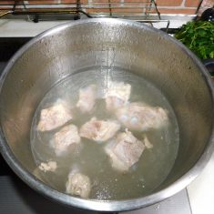 圧力鍋に①の豚軟骨と生姜とかぶるくらいの水を入れ、30分ほど加熱する。