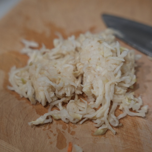 にんじんと戻した切り干し大根は粗目のみじん切りにする。