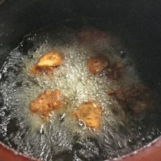 180度に熱した油で1分半ほど揚げ、ひっくり返してさらに1分半揚げる。