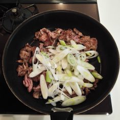 合わせを調味料入れて、焦げないように炒める。