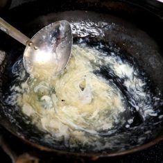 溶いた卵白を入れたらすぐに火を止め、お玉の裏側を使って全体に卵を回し、ふんわりとしたあんになったらブロッコリーの上にかけて出来上がり。