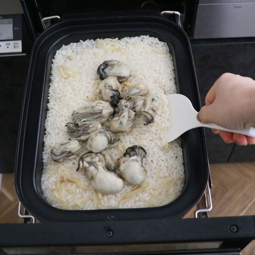 蒸らしのタイミングで取り分けておいた牡蠣を戻し入れる。炊き上がったら器に盛る。