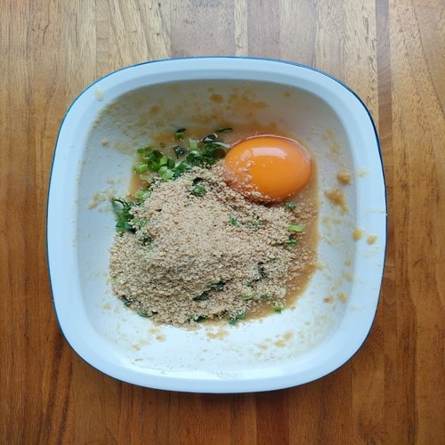 残った味噌に、小口切りにした万能ねぎ、白すりごま、卵黄を混ぜる。