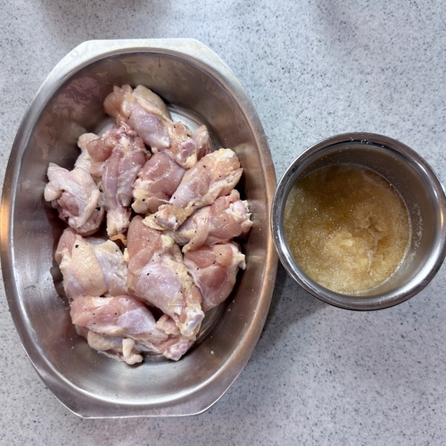 ＝下準備＝
鶏手羽肉は水気を拭き、塩こしょうしておろしにんにくをすりこむ。
大根はおろして醤油、みりんと混ぜておく。