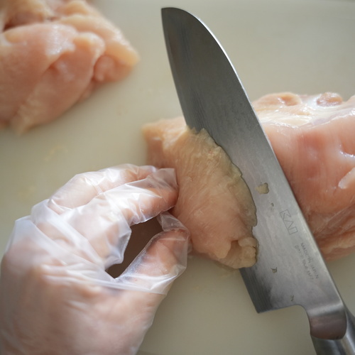 鶏むね肉は繊維を断ち切るように1㎝の厚さに切る。
にんにくをすりおろし、牛乳、塩と一緒にボウルに入れる。
鶏むね肉を加え、よく揉み込んだら30分漬けておく。