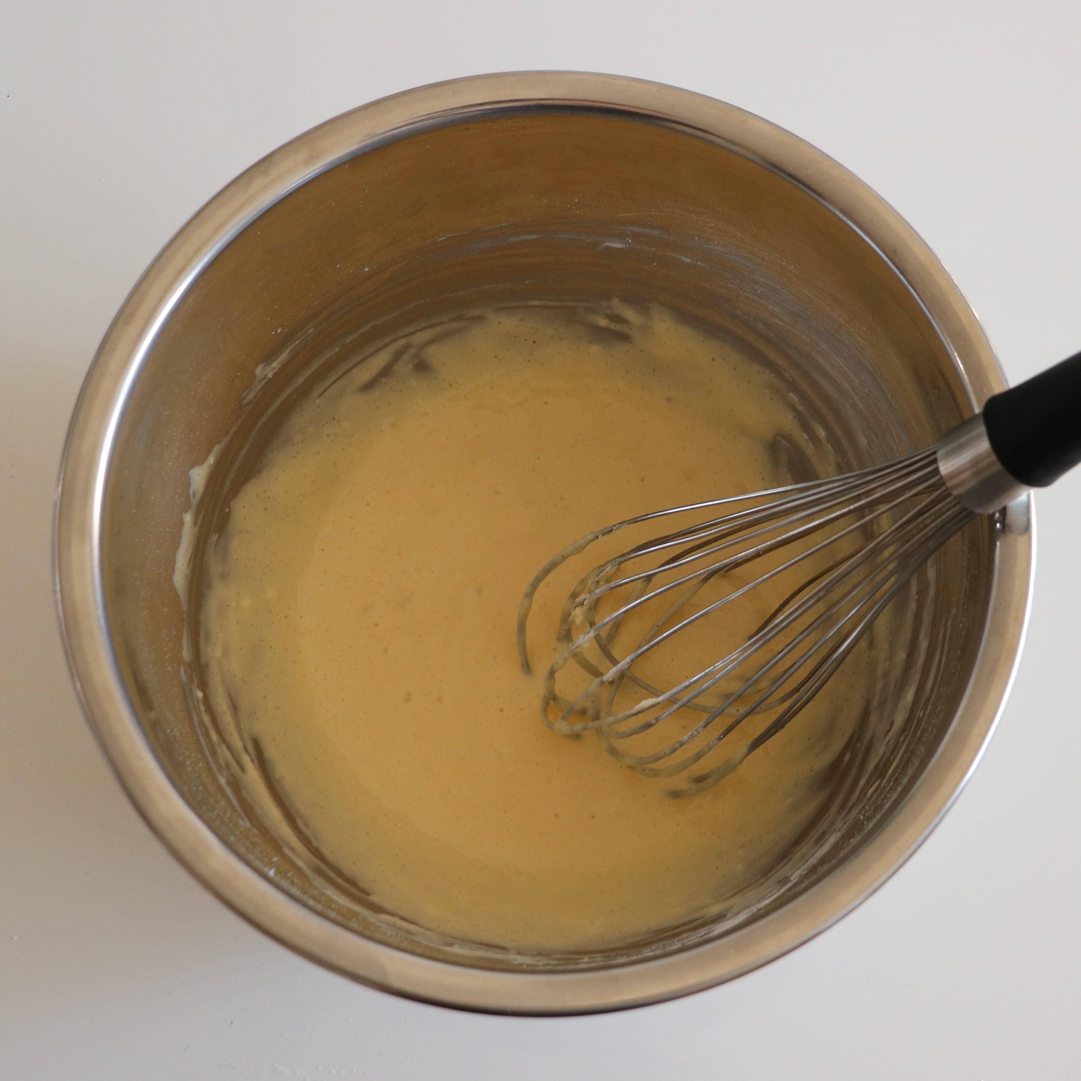 卵をボウルに入れて泡だて器で溶き、牛乳を100ml分入れてよく混ぜる。