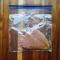 厚手の鍋にたっぷりの湯を沸かし、①を保存袋に入れたまま湯に入れ、火を止めて鍋に蓋をし、湯が冷めるまでまでそのままにする。湯が冷めたら取り出して、薄くスライスする。