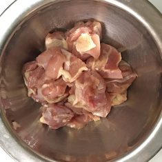 鶏肉を一口サイズに切り分け、しおとこしょうをまんべんなくふりかける。
