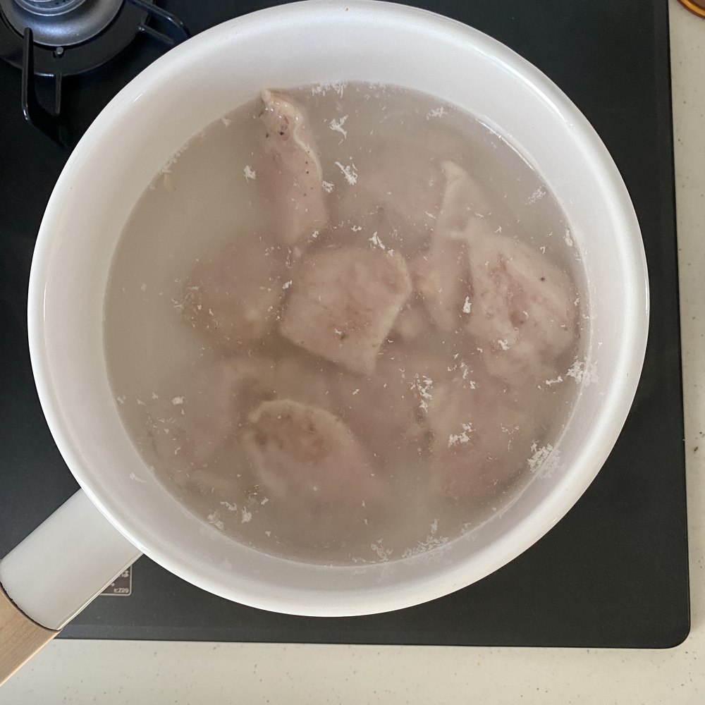 鍋にお湯を沸かし①を入れて箸で全体をさっと混ぜる。