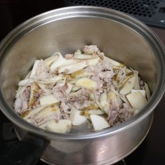 鍋にごま油を熱し、豚バラ肉を炒め、固い野菜から順に加えて炒める。全体がしんなりするくらいまでしっかり炒めたら、昆布だしを加えて野菜が柔らかくなるまで灰汁を取りながら煮る。
