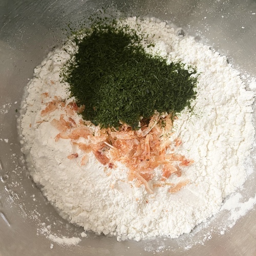粉類と塩、青のり、桜えびを入れて練り合わせる。

