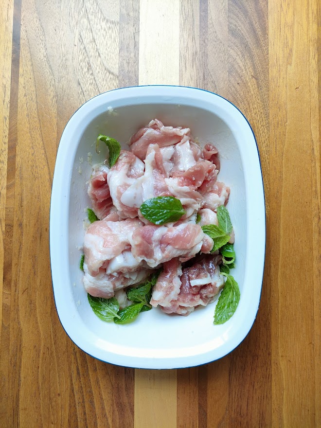 豚肉は一口大に切り、ごま油・おろしにんにく・スペアミントの半量を揉みこみ30分置く。