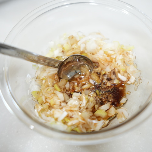 ねぎはみじん切りにし、＝A＝を加えてねぎだれを作る。