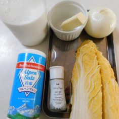 たまねぎは、みじん切り、白菜は細かく切る。