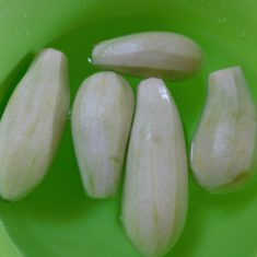 なすは皮をむき、水につけておく。