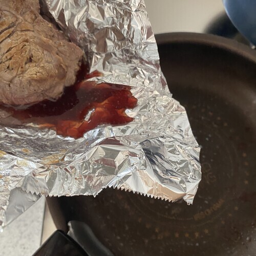 ⑤を開いて肉汁をフライパンに戻し、肉は薄切りにする。