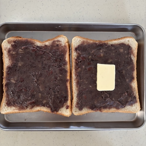 バターを塗っていない面に小倉あんを広げ、真ん中に冷やしたバターをのせる。