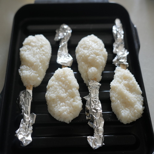 マルチグリルの波型プレートに①を乗せ、持ち手にアルミはくを巻き付けたら調理モード［焼く・中火］で10分焼く。