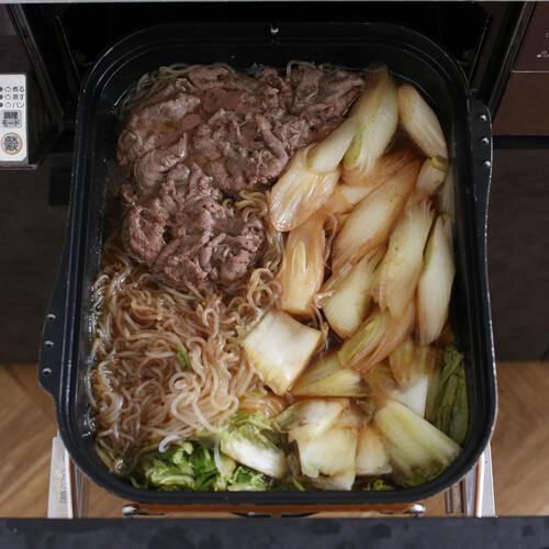 肉を入れて再び落しぶたをしたら調理モード[煮る]で5分加熱する。