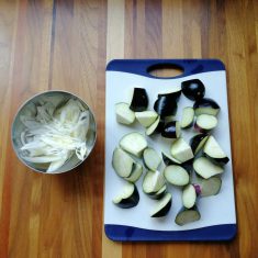 長ネギは斜め薄切りにし、水にさらして、よく水気をきる。