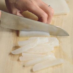 こんにゃくは細長いたんざく切りしペーパーで水気をよくふき取る。