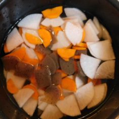 野菜が半分ほど火が通ったら、牛乳と酒粕を加え弱火で煮る。