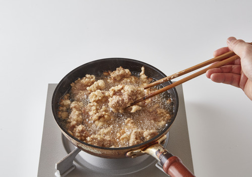 豚肉にたっぷりと片栗粉大さじ８（分量外）をまぶし、１８０度に熱した油でこんがりと揚げて、取り出す。