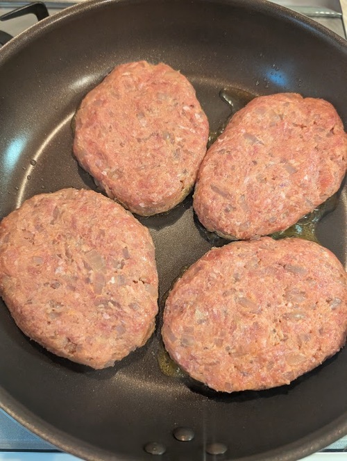 コンロにフライパンを置いて点火し、焼きサポートを設定し、タイマーを12分に設定する。
食材投入の報知音が鳴れば、フライパンに油をなじませ、ハンバーグを並べてモードキーを押す。
