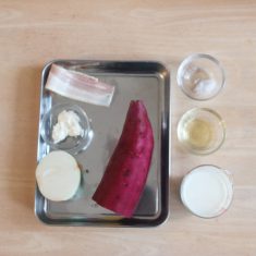 さつまいもは皮を厚くむいたら薄切りにして、水にさらす。玉ねぎは薄切りに、ベーコンは5㎜幅にカットする。