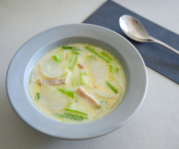 やわらかくてクリーミー♪かぶとベーコンのミルク煮