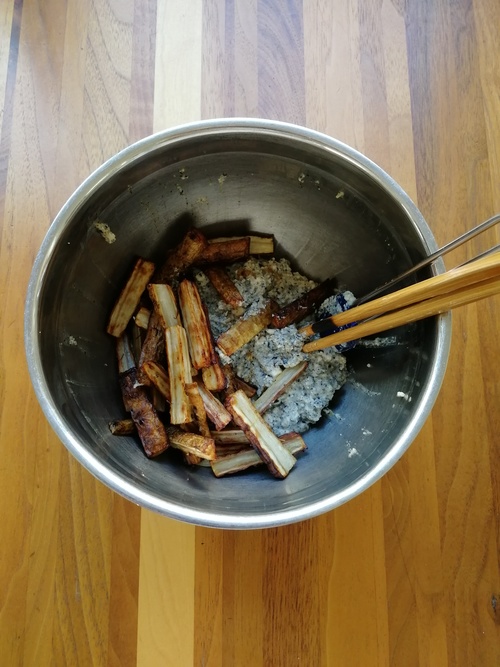 ④の衣と③のごぼうをあえる。