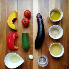 ズッキーニと茄子は5㎜の輪切り、南瓜は5㎜厚さスライス、パプリカは7㎜スライス、ミディトマトは横半分に切る。にんにくはすりおろす。