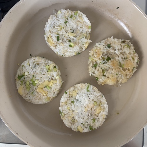 フライパンをコンロに置いて点火し、調理モード：焼サポート/タイマー：6分に設定する。
食材投入のブザー音が鳴ったら、油をなじませる。
②を並べてモードキーを押す。
