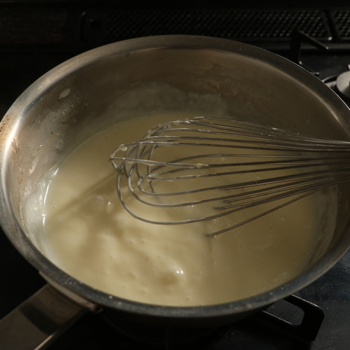 弱火にかけ、バターが溶けてきたらヘラでよく混ぜる。全体がよく混ざったら牛乳を少しずつ加え、塩で味付けをする。とろみがついたら火を止める。