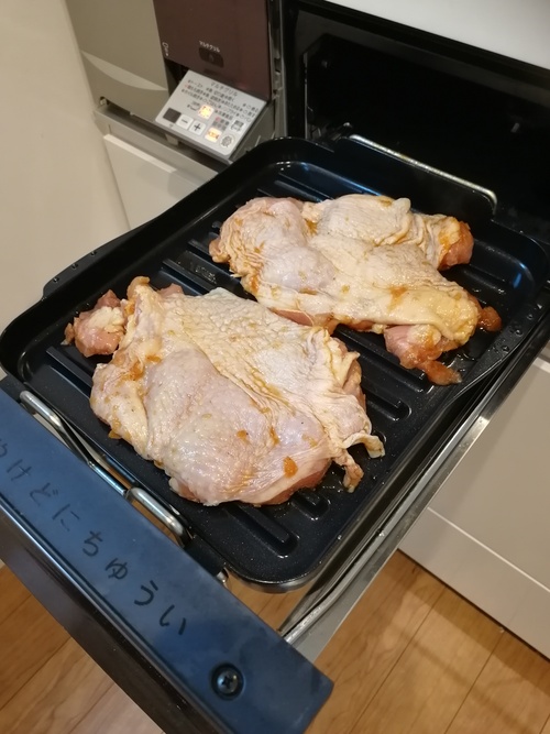 鶏肉は焼く30分前に冷蔵庫から出し、室温に戻す。漬け汁は袋の中にしごくように落としてから、マルチグリルの波型プレートパンに皮目を上にして乗せ、オートメニュー「鶏もも焼き」火加減・弱で加熱する。