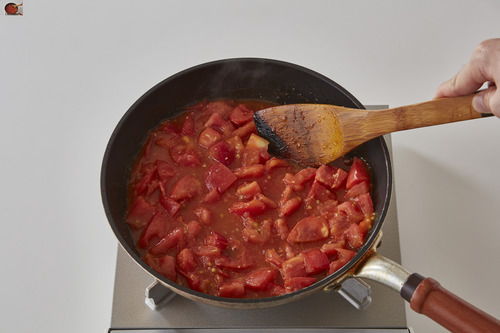 フライパンにトマト、Aをいれ、中火にかけ５分ほど炒めたら、火をとめる。
