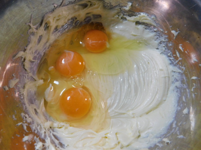 砂糖のザラザラがなくなったら、卵3個を入れ、よく混ぜる。