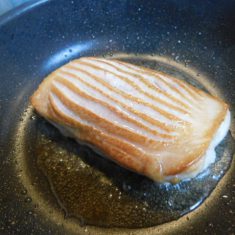 鍋に（A）の酒、みりんをいれ、煮切り、醬油、出汁も加えて、煮立たせる。