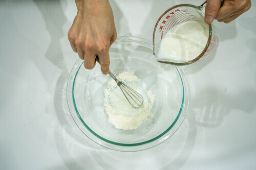 耐熱ボウルに薄力粉をいれ、牛乳を少しづつ加え、泡立て器で混ぜる。