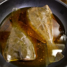 落としぶたをのせて、中火で約20分煮詰めます。