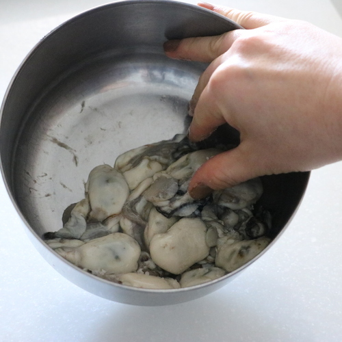 牡蠣は＝A=の塩と、片栗粉の半量を入れて優しくもみ、水で洗う。水気を切ったら片栗粉の残り半量を優しくもみこむ。