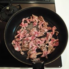 フライパンに油を熱し、ラム肉を広げながら炒め、８割火が通ったら長ネギを加えしんなりするまで炒める。